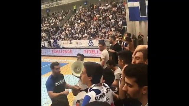 Vergonhoso: Super Dragões cantam Quem me dera que o avião da Chapecoense fosse do Benfica