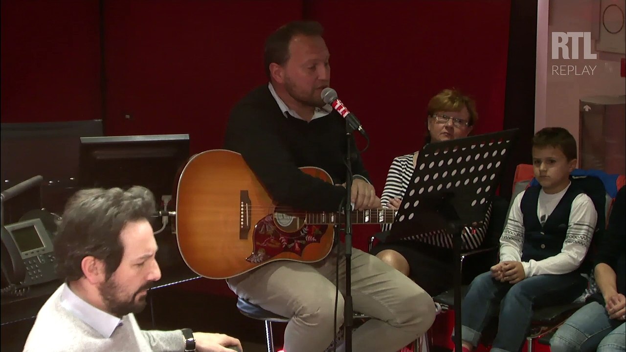 Oldelaf rend hommage aux mamans face à Bruno Putzulu dans "Paroles par Oldelaf"