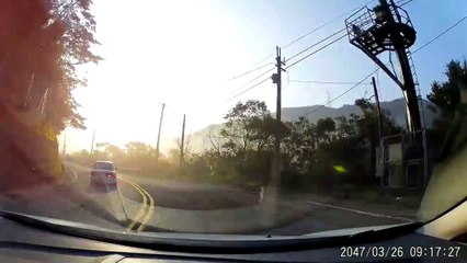 Quand un automobiliste d'une BMW percute un motard