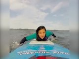 Une jeune surfeuse se fait percuter par un homme !