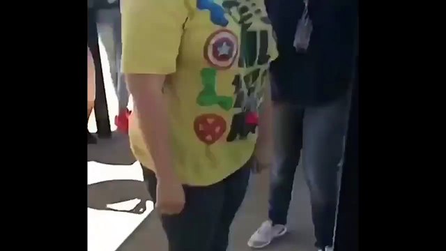 Deux filles frappent un mec et vont vite le regretter...