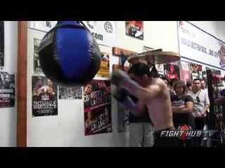 Leo Santa Cruz putting in work on heavy bag- Santa Cruz vs. Mares full video
