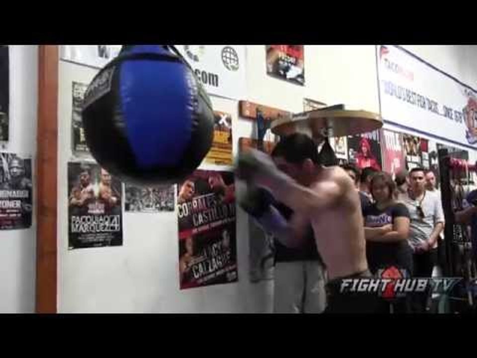 Leo Santa Cruz putting in work on heavy bag- Santa Cruz vs. Mares full video