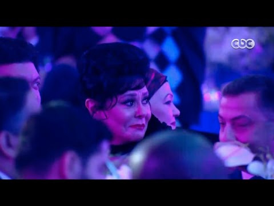 شاهد .. محمد صبحي بشكل كوميدي يقلد الفنانة “إسعاد يونس” مقدمة برنامج صاحبة السعادة