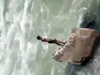 இந்த   பையனோட திறமையை பாருங்க அசந்துபோய்டுவிங்க