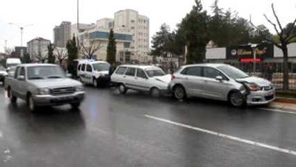 Zincirleme Trafik Kazası: 2 Yaralı