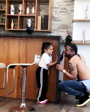 Entonces ella quiere una hermanito, una hermanita, un perrito y un conejito, Mori de Amor.