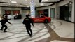 Un ancien maire drift avec sa Ferrari dans un centre commercial à Moscou