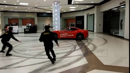 Un ancien maire drift avec sa Ferrari dans un centre commercial à Moscou