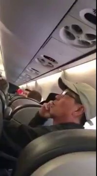 Ce chinois se fait ejecter d'un avion sur booké !