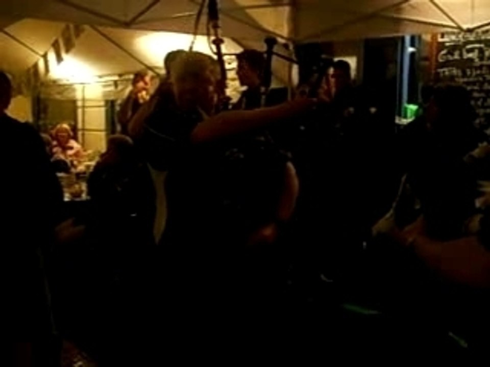 deux supporters écossais jouant de la cornemuse