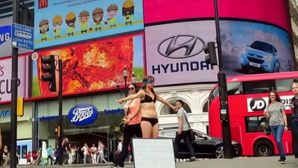 देखिए इस लड़की ने बीच सडक मैं कपडे खोलकर क्या किया - YouTube