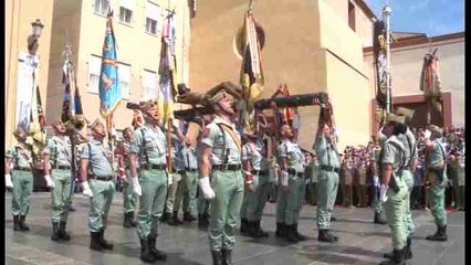Miles de personas acompañan a la Legión en traslado del Cristo de Mena en Málaga