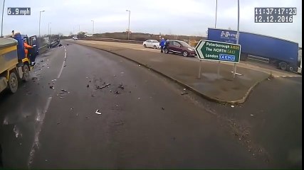 Un chauffeur ivre s'envole dans un rond-point avec son bébé de 19 mois à l'arrière.