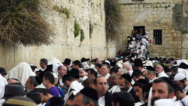 Jewish worshippers at Jerusalem Western Wall for Passover