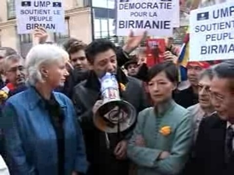 L'UMP manifeste devant l'Ambassade de Birmanie