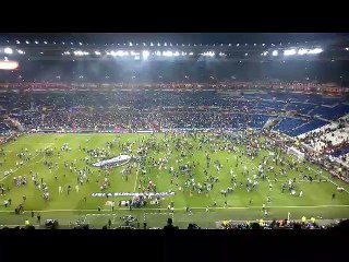 La pelouse du Parc OL envahie par des supporters, le coup d'envoi retardé
