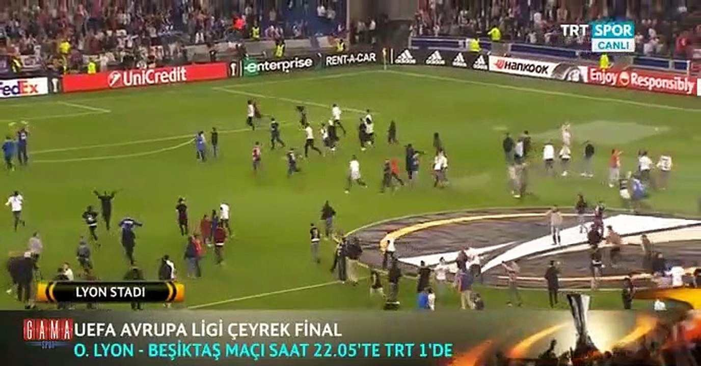 Lyon's Fans Invade The Pitch To Escape Besiktas' Fans!