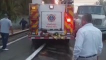 Mueren 24 personas calcinadas por choque entre autobús y camión cisterna en México
