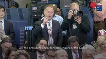 Reporter lobs NHL playoff question during White House press conference