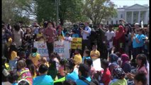 Cientos de migrantes piden frente a la Casa Blanca unidad familiar ante deportaciones
