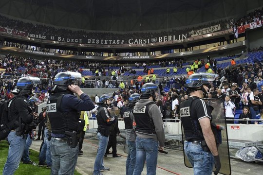 Lyon-Besiktas : Fight between Besiktas fans and Lyon fans - UEFA Europa League 2017