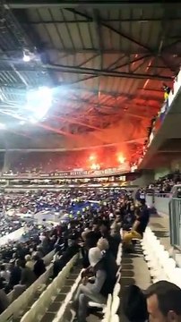 OL-Besiktas : Moment où les fans turcs ont mis le feu au stade Lyon !