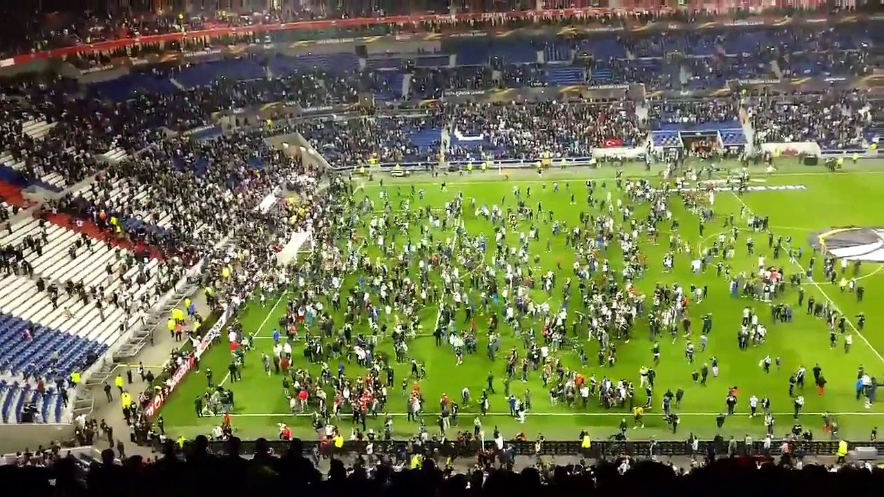Bagarres Hooligan avant Lyon vs Besiktas - 13-0...