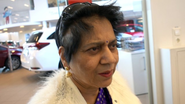 Aruna Sharma buying Toyota CHR Hybrid from Bil 3:an Uppsala March 17, 2017