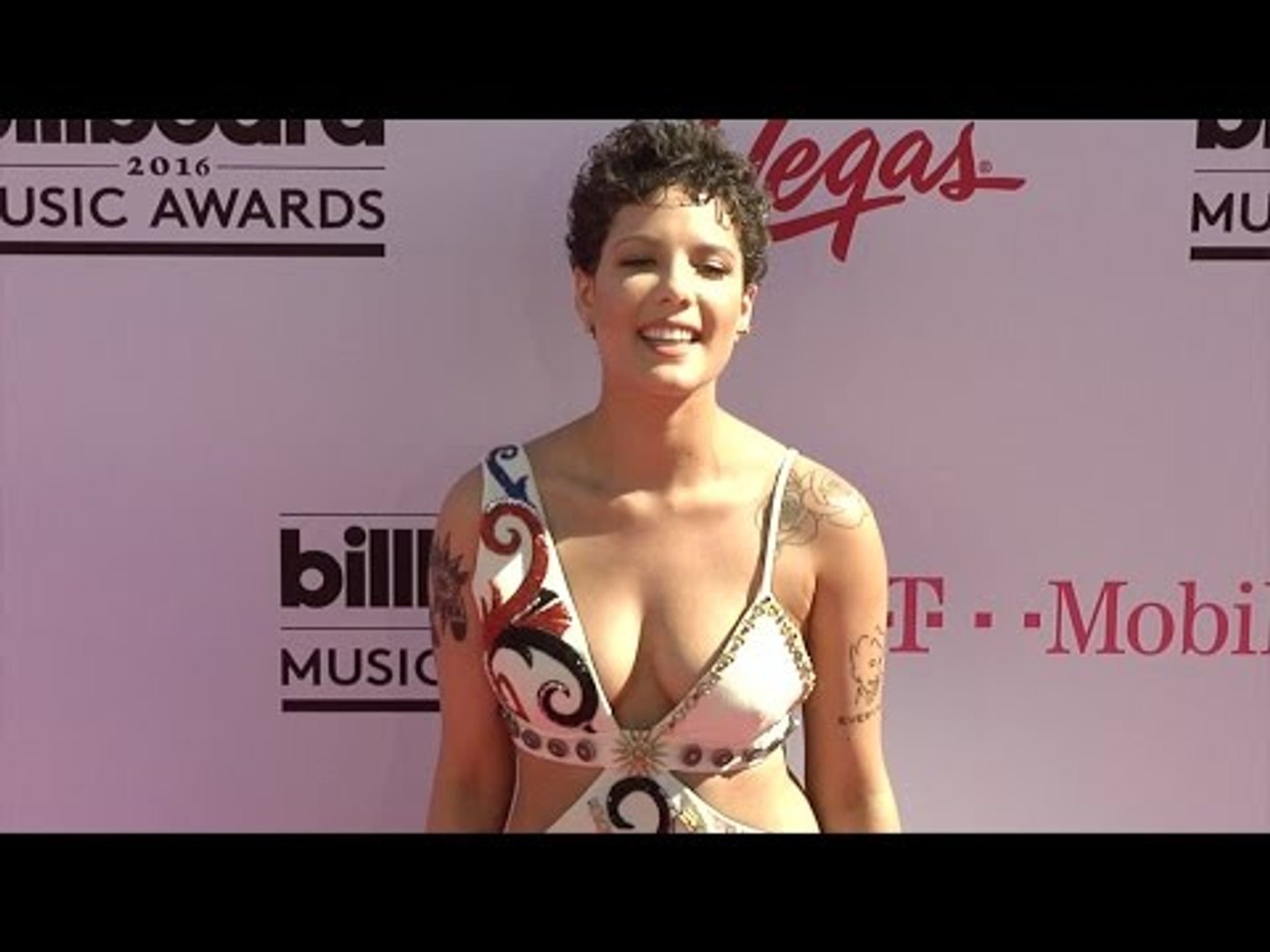 ⁣Halsey 2016 Billboard Music Awards Pink Carpet