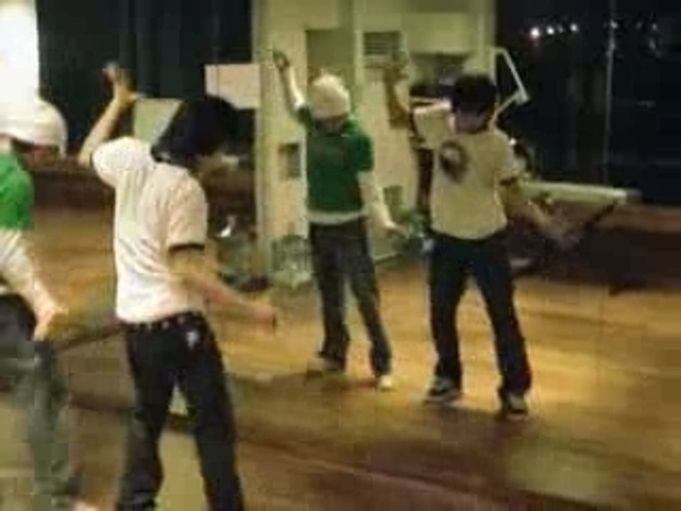 BIG BANG - Tae Yang and G-Dragon dance 2