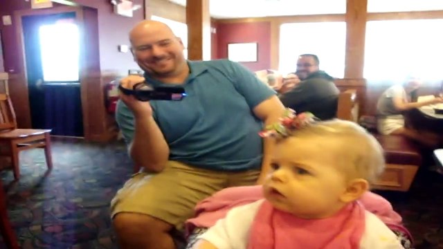 Ce bébé fait une de ces têtes à cause du chouchou qu'il a dans les cheveux!