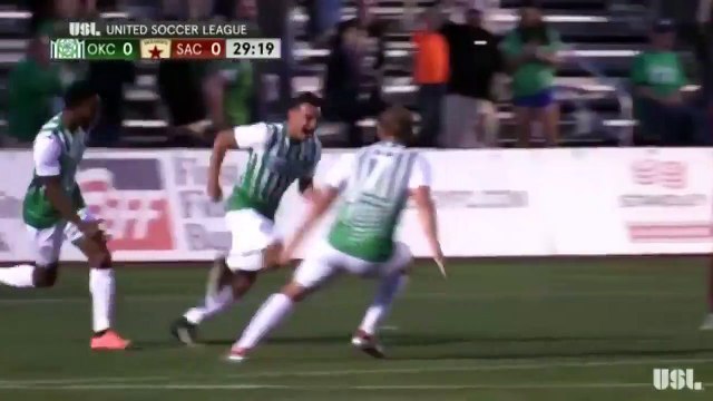 Ce but est incroyable : longue touche acrobatique suivie d'un ciseau !