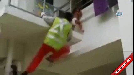 Balkondan sarkan çocuk korkuttu