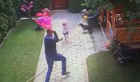 Baba, kızını köpeğin saldırısından kurtardı