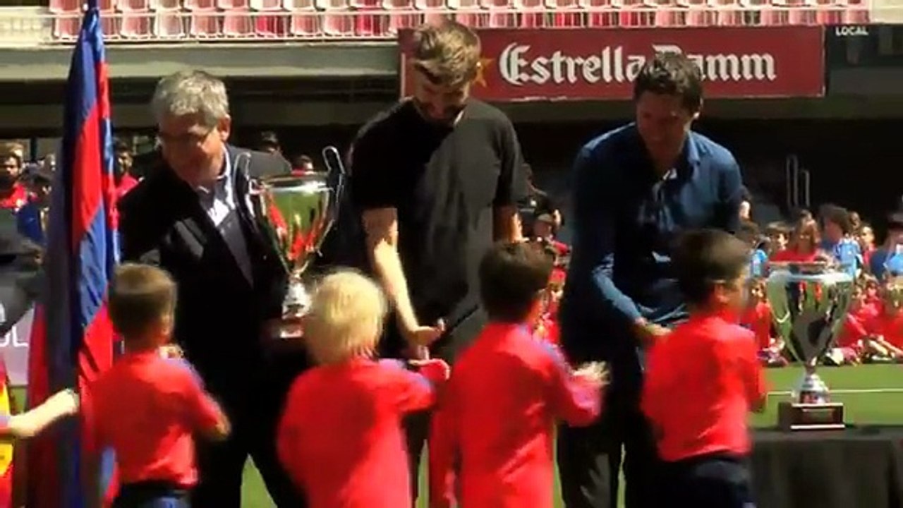 Child refuses a handshake from Pique