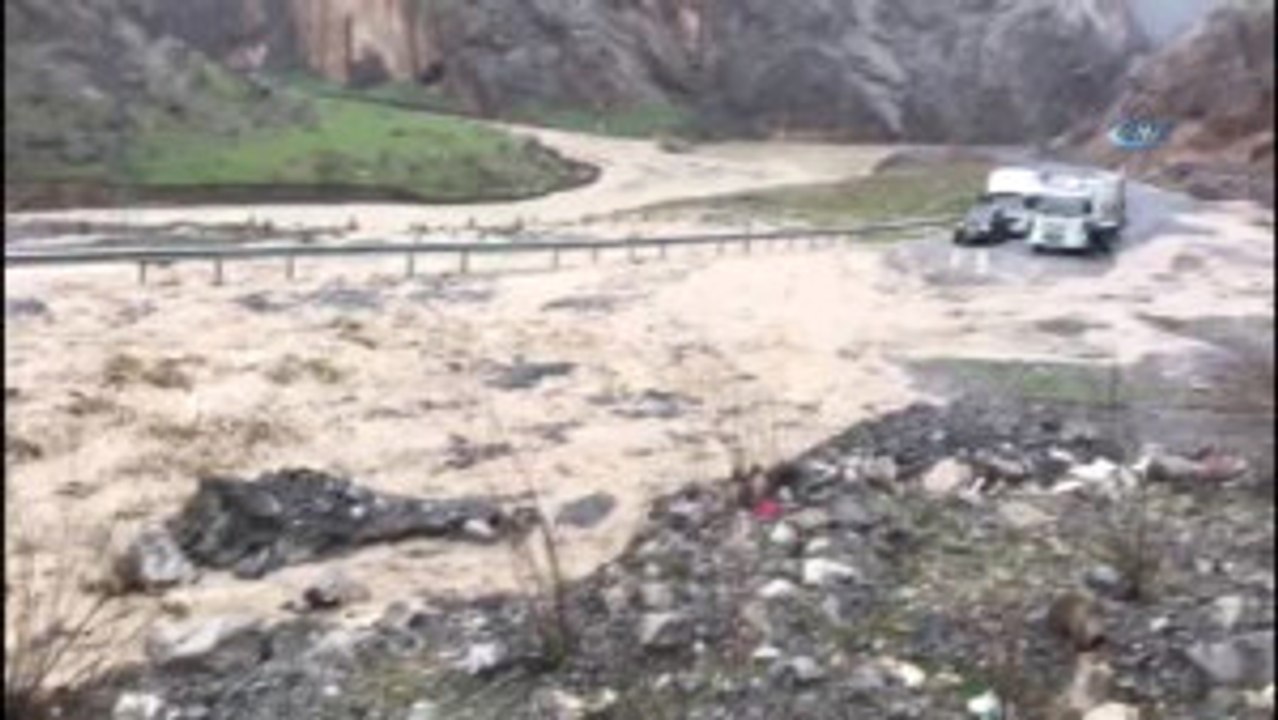 Hakkari - Çukurca Karayolu Selden Dolayı Kapandı