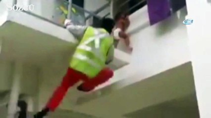 Balkondan sarkan çocuk korkuttu