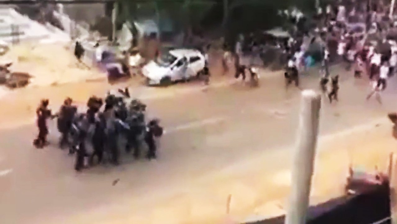 Des policiers affrontent des manisfestants