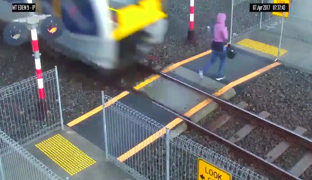 Une femme manque de peu de se faire percuter par un train