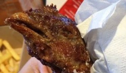 IL RETROUVE UN POUSSIN FRIT DANS SON MENU KFC !