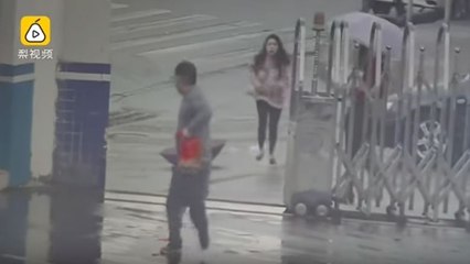 Régis fait un vol à l'arraché