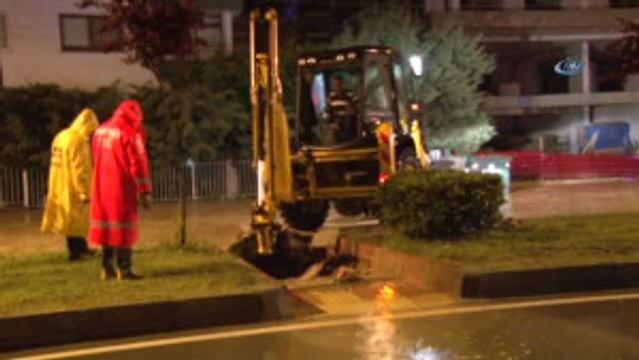 Mersin'de Gece Yağan Sağanak Yağış Etkili Oldu, Yollar Göle Döndü
