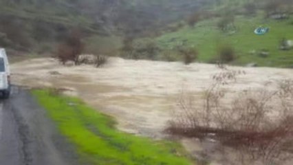 Çay Taştı, Yol Kapandı...vatandaşlar Kapanan Yolda Mahsur Kaldı