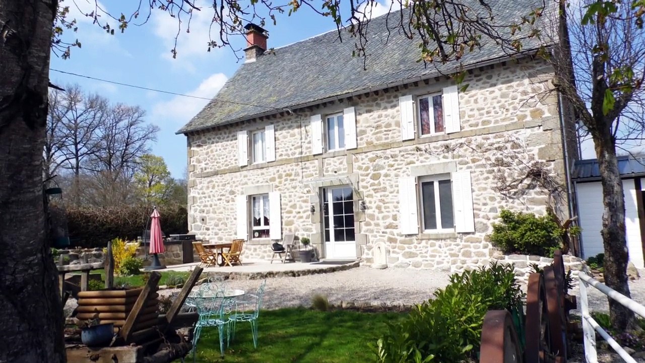 UNE VRAIE MAISON DE CAMPAGNE AVEC SON GÎTE DE VACANCE DANS UN COIN DE VERDURE ENSOLEILLE