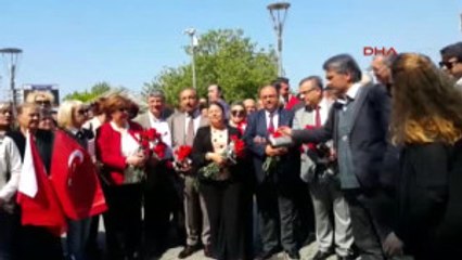 Izmir CHP'li Milletvekilleri "Hayırlı Cumalar" Yazan Karanfil Dağıttı"