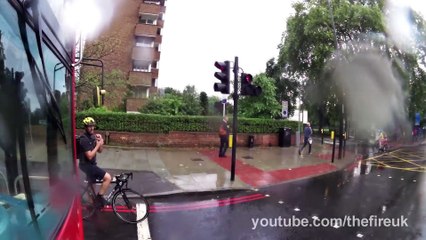 Ce chauffeur de bus n'aime pas les vélos...