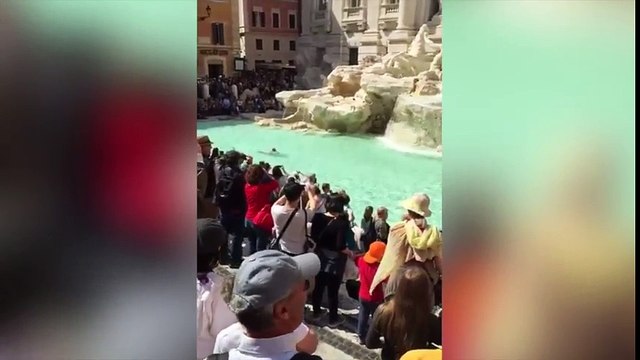 ¡Se baña desnudo en la Fontana di Trevi y la cruza a braza!