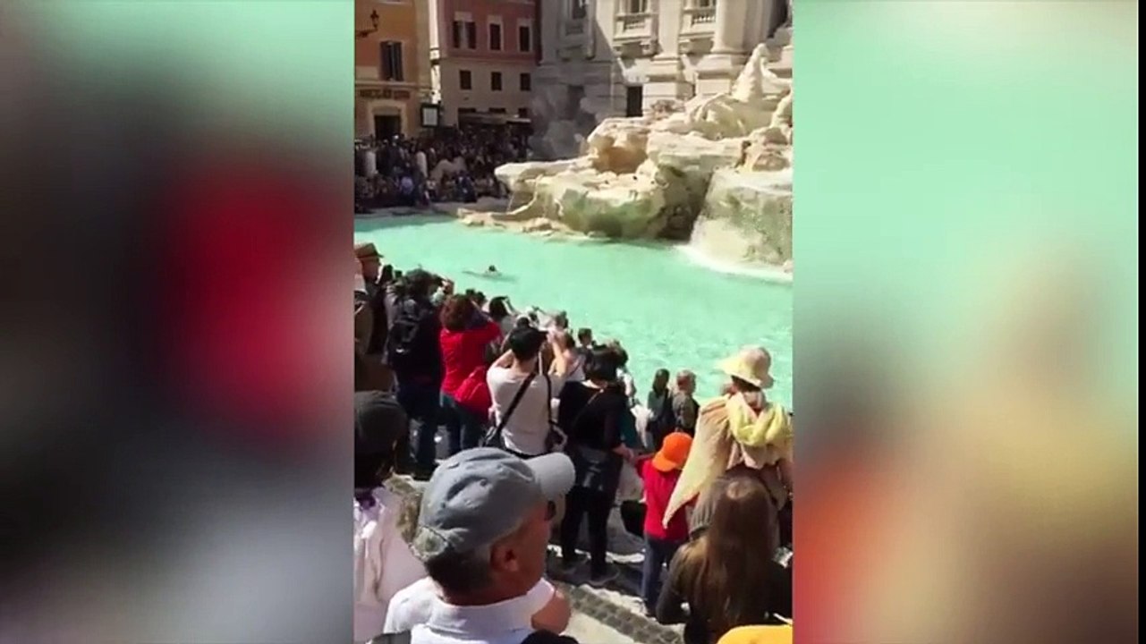 ¡Se baña desnudo en la Fontana di Trevi y la cruza a braza!