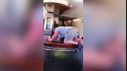 Hooligans del Leicester atracan el bar de un tren